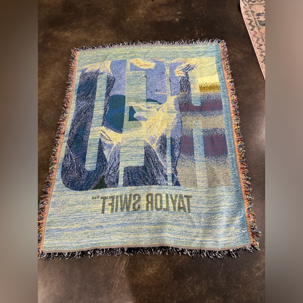RARE Taylor Swift “Red” Official Woven Tapestry Throw Blanket 2012 - Picture 7 of 7